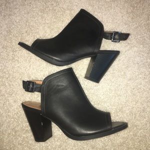 LC Cutout Ankle Boot